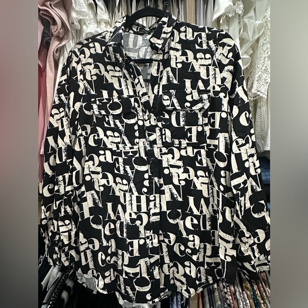 Alphabet fabric shirt , you can wear it by itself or with different color tops.